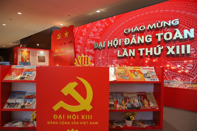 Thường trực Ban Bí thư Trần Quốc Vượng tham quan không gian trưng bày sách chào mừng Đại hội XIII của Đảng - Ảnh 9.