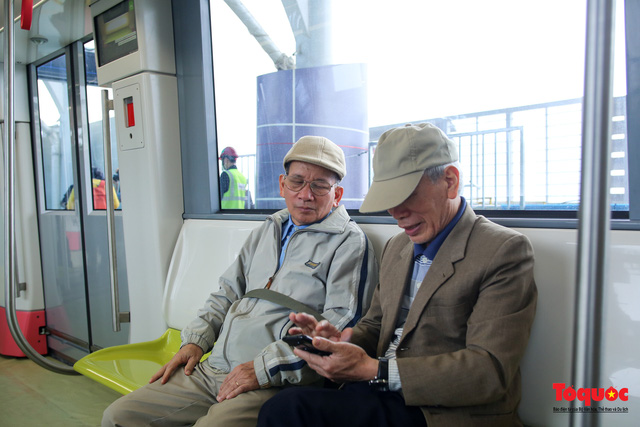 Người dân hào hững tham quan đoàn tàu metro Nhổn - ga Hà Nội - Ảnh 8.