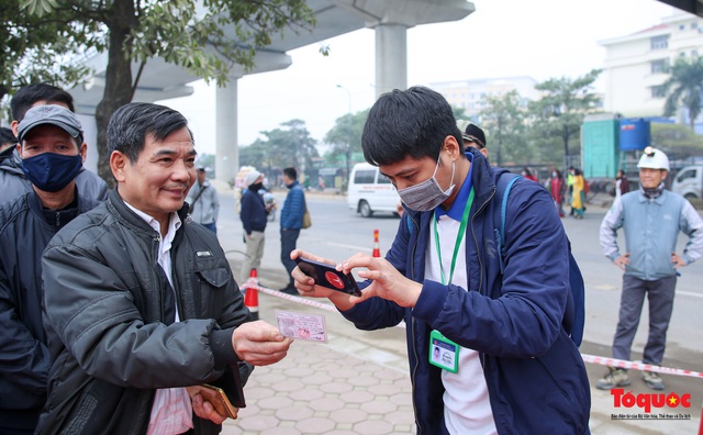 Người dân hào hững tham quan đoàn tàu metro Nhổn - ga Hà Nội - Ảnh 3.