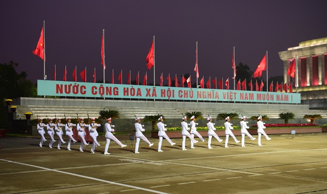 Đại biểu dự Đại hội XIII của Đảng vào Lăng viếng Chủ tịch Hồ Chí Minh - Ảnh 9.