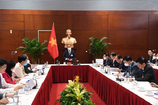 Thủ tướng họp khẩn về COVID-19 ngay tại phòng họp ở Đại hội Đảng XIII - Ảnh 1.