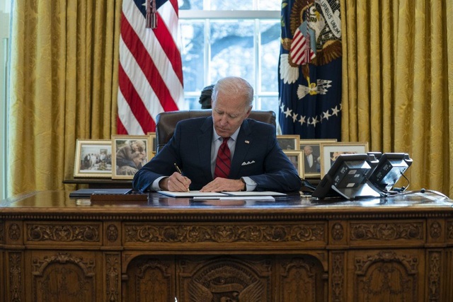 Chỉ với một cây bút, Tổng thống Biden muốn &quot;đảo ngược&quot; di sản của người tiền nhiệm - Ảnh 1.