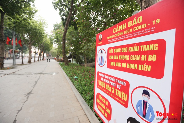 Phố đi bộ Hồ Hoàn Kiếm vắng bóng người do lo ngại dịch Covid -19 - Ảnh 7. Phố đi bộ Hồ Hoàn Kiếm vắng bóng người do lo ngại dịch Covid -19 - Ảnh 7.