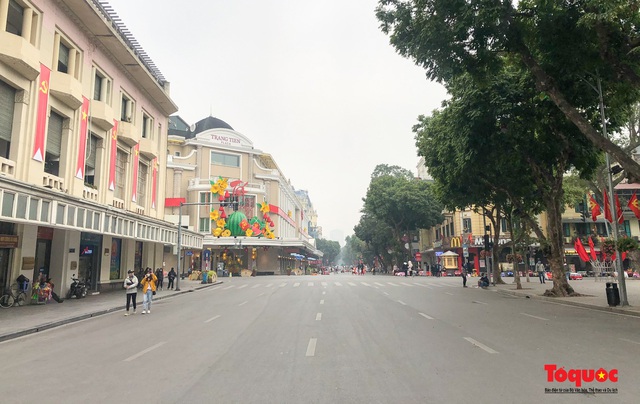 Phố đi bộ Hồ Hoàn Kiếm vắng bóng người do lo ngại dịch Covid -19 - Ảnh 1. Phố đi bộ Hồ Hoàn Kiếm vắng bóng người do lo ngại dịch Covid -19 - Ảnh 1.