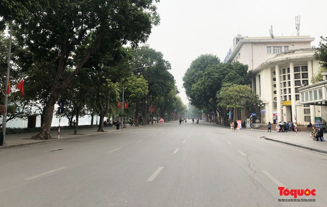 Phố đi bộ Hồ Hoàn Kiếm vắng bóng người do lo ngại dịch Covid -19 - Ảnh 2. Phố đi bộ Hồ Hoàn Kiếm vắng bóng người do lo ngại dịch Covid -19 - Ảnh 2.