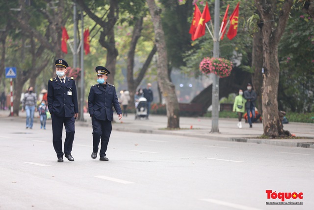 Phố đi bộ Hồ Hoàn Kiếm vắng bóng người do lo ngại dịch Covid -19 - Ảnh 11. Phố đi bộ Hồ Hoàn Kiếm vắng bóng người do lo ngại dịch Covid -19 - Ảnh 11.