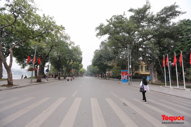 Phố đi bộ Hồ Hoàn Kiếm vắng bóng người do lo ngại dịch Covid -19 - Ảnh 4. Phố đi bộ Hồ Hoàn Kiếm vắng bóng người do lo ngại dịch Covid -19 - Ảnh 4.