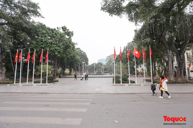 Phố đi bộ Hồ Hoàn Kiếm vắng bóng người do lo ngại dịch Covid -19 - Ảnh 3. Phố đi bộ Hồ Hoàn Kiếm vắng bóng người do lo ngại dịch Covid -19 - Ảnh 3.