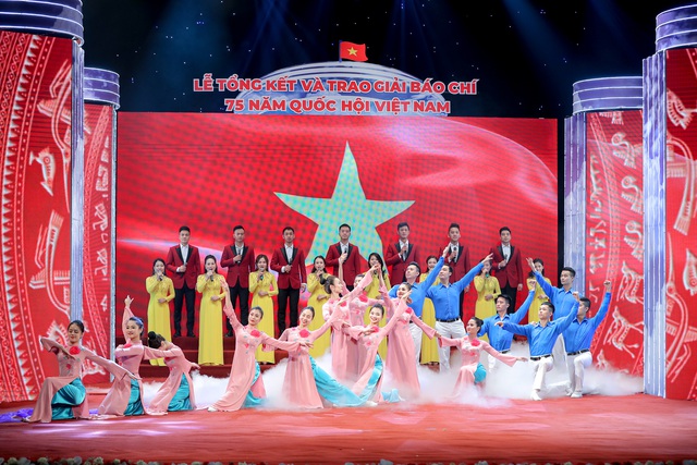 Trao 43 tác phẩm đoạt Giải báo chí “75 năm Quốc hội Việt Nam” - Ảnh 1.