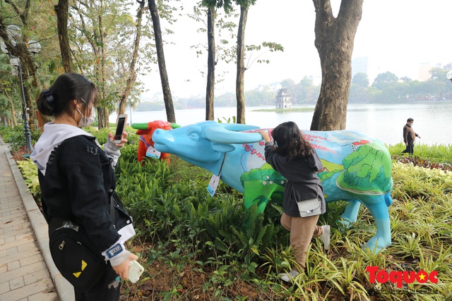 Dù chưa kịp hoàn thiện (mắt trâu chưa được vẽ) đã xuất hiện tình trạng các bạn trẻ &quot;xâm hại&quot; đến các tác phẩm nghệ thuật.