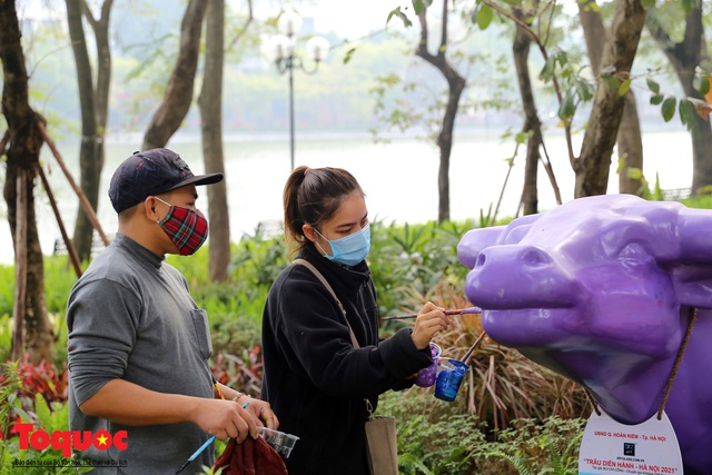 Do ảnh hưởng bởi thời tiết kéo dài liên tục cả ngày hôm qua, các hoạ sĩ đã khẩn trương tiến hành sửa chữa, hoàn thiện lại các tác phẩm.