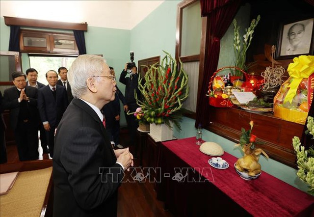 Tổng Bí thư, Chủ tịch nước dâng hương tưởng niệm Chủ tịch Hồ Chí Minh - Ảnh 1.