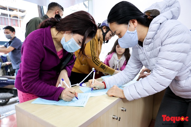 Người Hà Nội đổ xô đi mua pháo hoa về chơi Tết - Ảnh 4. Người Hà Nội đổ xô đi mua pháo hoa về chơi Tết - Ảnh 4.