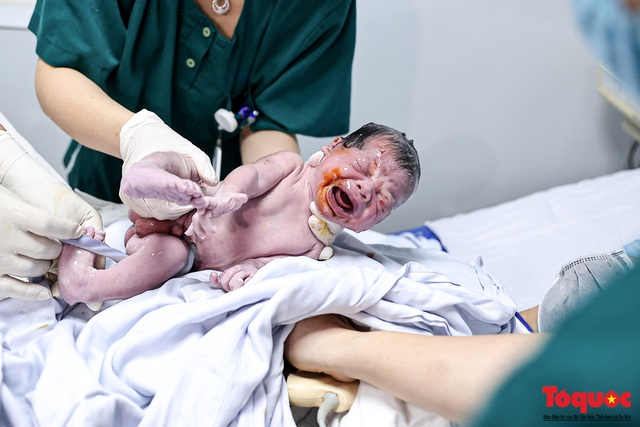Khoảng khắc thiêng liêng của những công dân Việt đầu tiên chào đời năm Tân sửu 2021 - Ảnh 7. Khoảng khắc thiêng liêng của những công dân Việt đầu tiên chào đời năm Tân sửu 2021 - Ảnh 7.