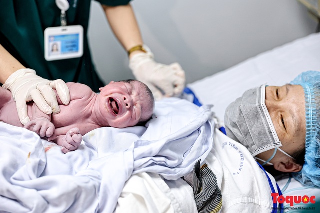 Khoảng khắc thiêng liêng của những công dân Việt đầu tiên chào đời năm Tân sửu 2021 - Ảnh 8. Khoảng khắc thiêng liêng của những công dân Việt đầu tiên chào đời năm Tân sửu 2021 - Ảnh 8.