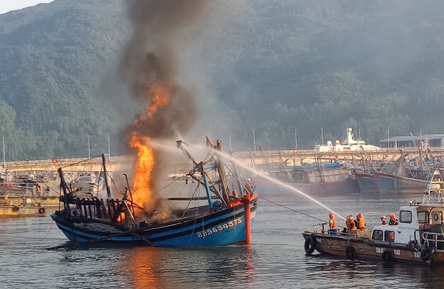 3 tàu cá bốc cháy dữ dội trong Âu thuyền cảng cá Thọ Quang - Ảnh 1.