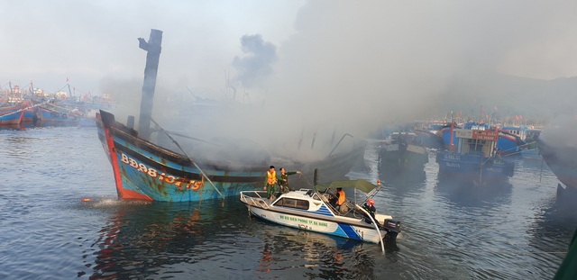 3 tàu cá bốc cháy dữ dội trong Âu thuyền cảng cá Thọ Quang - Ảnh 2.