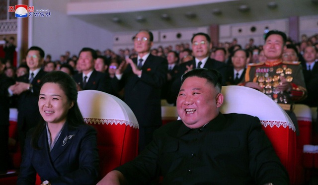 Phu nhân nhà lãnh đạo Triều Tiên Kim Jong-un xuất hiện trở lại sau thời gian vắng bóng - Ảnh 2.