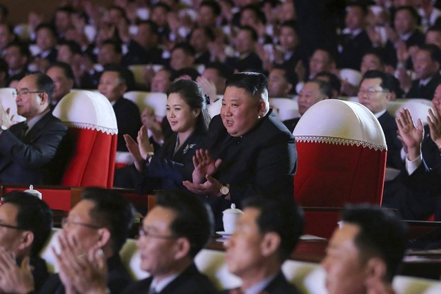 Phu nhân nhà lãnh đạo Triều Tiên Kim Jong-un xuất hiện trở lại sau thời gian vắng bóng - Ảnh 1.