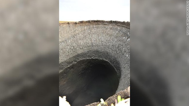 Tiết lộ bí mật hố rộng khổng lồ bất ngờ xuất hiện ở Siberia - Ảnh 1. Tiết lộ bí mật hố rộng khổng lồ bất ngờ xuất hiện ở Siberia - Ảnh 1.
