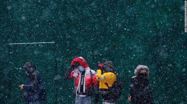 Khủng hoảng bão tuyết: Người dân Texas khốn đốn chống chọi với lạnh giá - Ảnh 2.