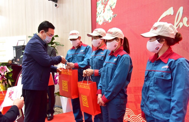 Ảnh: Bí thư, Chủ tịch Hà Nội đi cấy lúa cùng bà con nông dân - Ảnh 9.