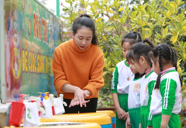 Quảng Bình: Căng mình phòng chống dịch Covid-19 khi học sinh trở lại trường - Ảnh 1.