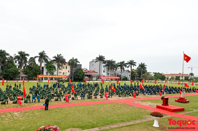Bí thư Hà Nội Vương Đình Huệ động viên các tân binh năm 2021 tại huyện Đông Anh - Ảnh 1.