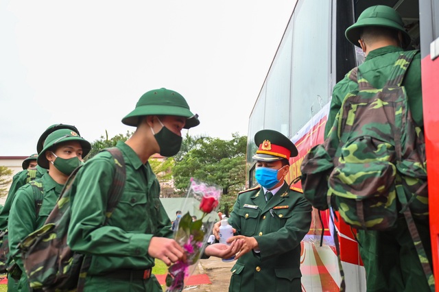 Bí thư Hà Nội Vương Đình Huệ động viên các tân binh năm 2021 tại huyện Đông Anh - Ảnh 3.