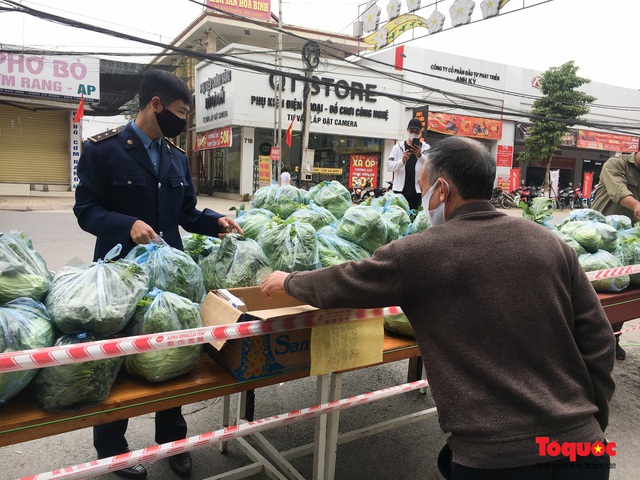 Hòa Bình: Người dân trong khu cách ly chuẩn bị lễ ông Công ông Táo - Ảnh 8.