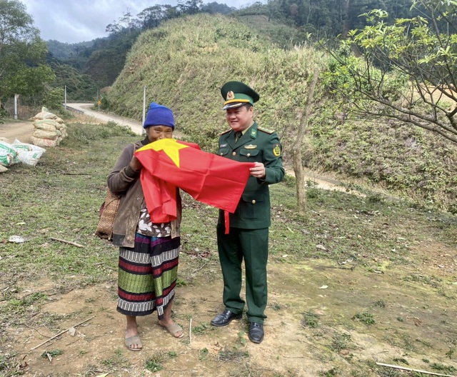 Tặng cờ Tổ quốc và quà Tết cho nhân dân biên giới Quảng Trị - Ảnh 3.