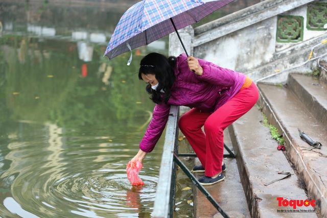 Người dân Thủ đô đeo khẩu trang tất bật sắm lễ tiễn ông Công, ông Táo - Ảnh 14.