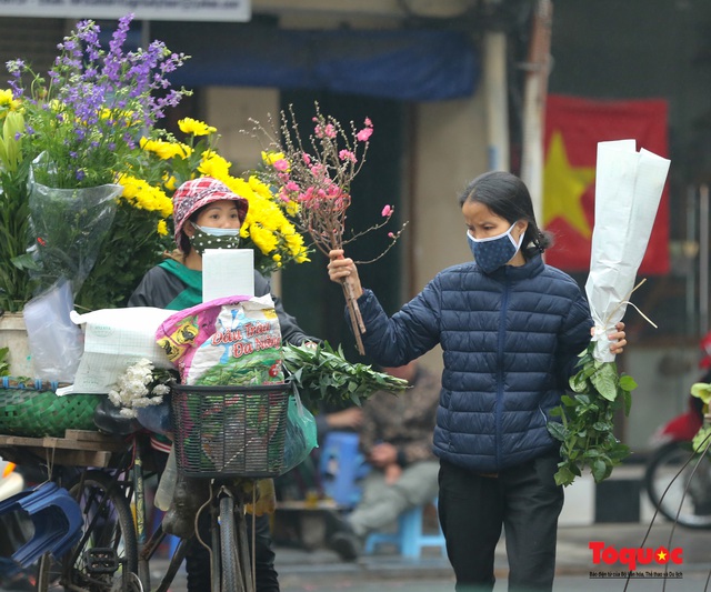 Người dân Thủ đô đeo khẩu trang tất bật sắm lễ tiễn ông Công, ông Táo - Ảnh 10.