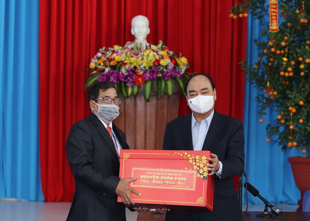 Thủ tướng Nguyễn Xuân Phúc thăm và tặng quà Tết cho những người yếu thế  - Ảnh 1.