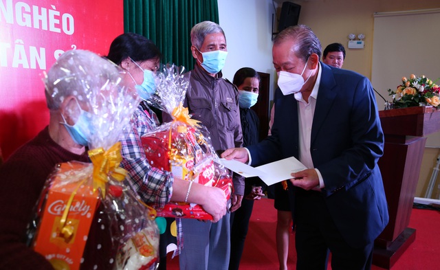 Phó Thủ tướng Thường trực thăm, tặng quà gia đình chính sách - Ảnh 1.