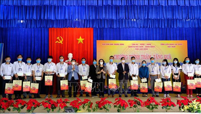 Bà Trương Thị Mai trao quà Tết tặng nhân viên y tế chống dịch COVID-19 tại Lâm Đồng - Ảnh 2.