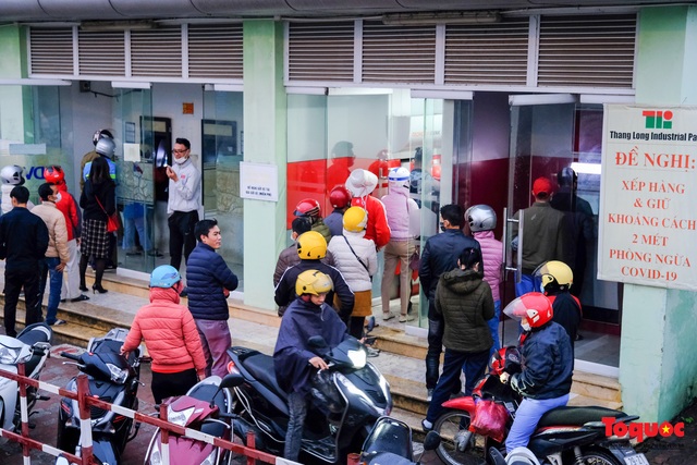 Hà Nội: Công nhân đội mưa hàng giờ chờ rút tiền về quê ăn Tết - Ảnh 1.