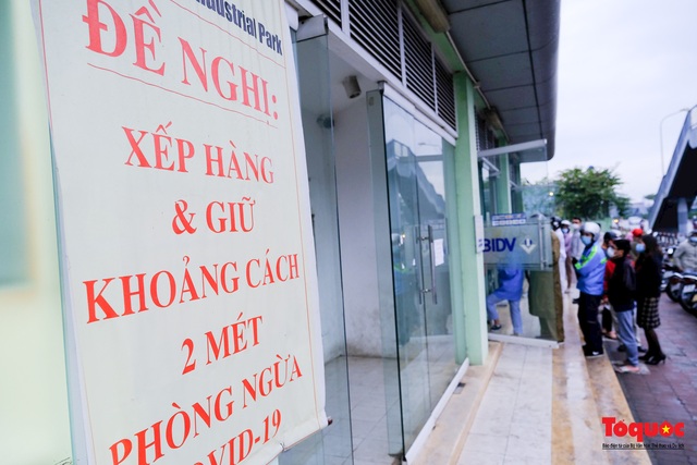 Hà Nội: Công nhân đội mưa hàng giờ chờ rút tiền về quê ăn Tết - Ảnh 2.