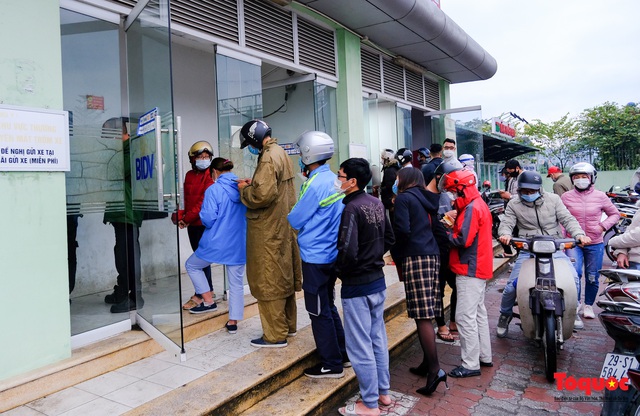 Hà Nội: Công nhân đội mưa hàng giờ chờ rút tiền về quê ăn Tết - Ảnh 6.