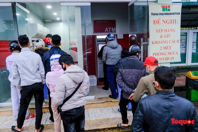 Hà Nội: Công nhân đội mưa hàng giờ chờ rút tiền về quê ăn Tết - Ảnh 5.
