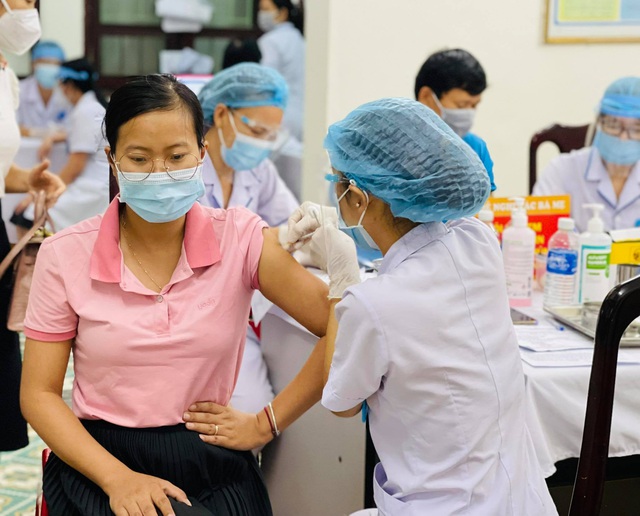 Quảng Trị sẽ đón thêm 500 công dân từ vùng dịch về quê, tổ chức tuần cao điểm tiêm chủng vaccine phòng COVID-19 - Ảnh 2.