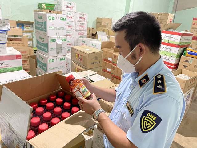 Tạm giữ 25 chai thuốc bảo vệ thực vật chứa hoạt chất cấm sử dụng tại Việt Nam - Ảnh 1.