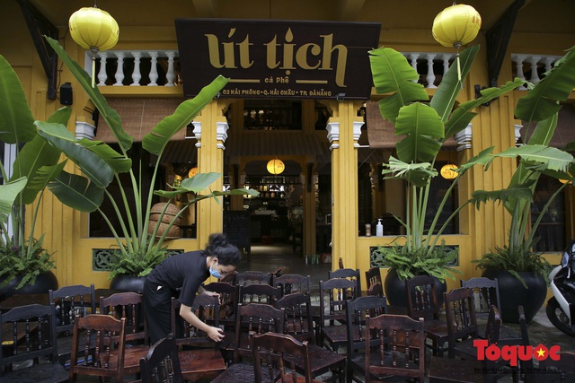 Hàng quán ở Đà Nẵng tất bật dọn dẹp trước giờ mở bán  - Ảnh 3.