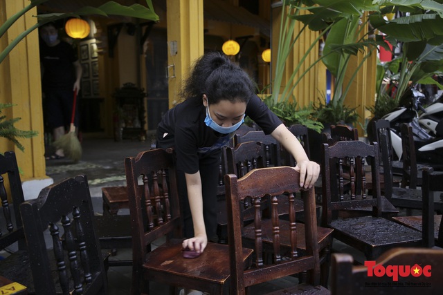 Hàng quán ở Đà Nẵng tất bật dọn dẹp trước giờ mở bán  - Ảnh 4.