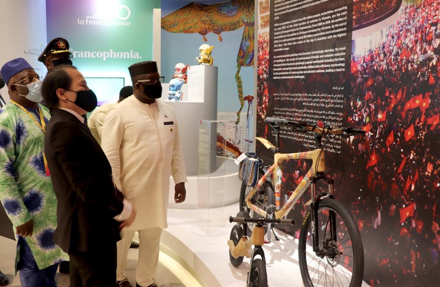 Tổng thống Cộng hòa Sierra Leone thăm Nhà Triển lãm Việt Nam tại EXPO 2020 Dubai.  - Ảnh 7.