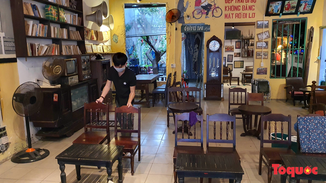 Hàng quán ở Đà Nẵng tất bật dọn dẹp trước giờ mở bán  - Ảnh 7.