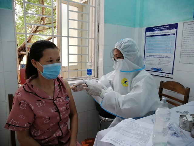 Thừa Thiên Huế triển khai tiêm 180.000 liều vaccine Vero Cell, kích hoạt hệ thống khai báo y tế theo chính sách mới - Ảnh 1.