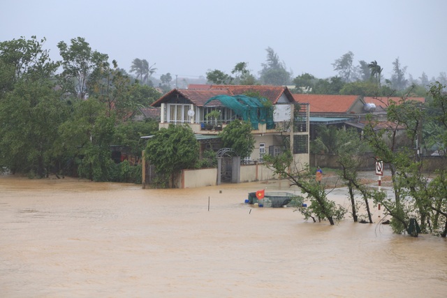 Nước lũ dâng cao tràn vào nhà dân ở Quảng Bình - Ảnh 1.