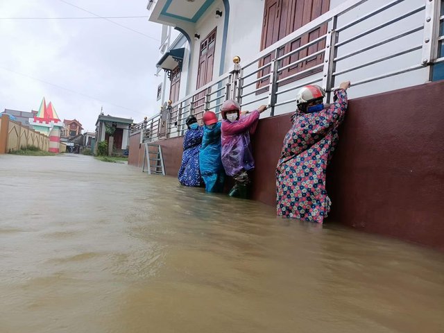Nước lũ dâng cao tràn vào nhà dân ở Quảng Bình - Ảnh 2.