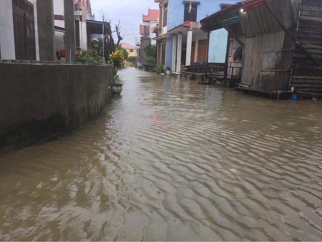 Nước lũ dâng cao tràn vào nhà dân ở Quảng Bình - Ảnh 4.